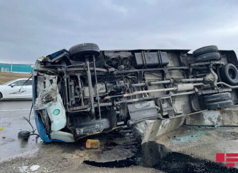 Mikroavtobus aşdı – 20-yə yaxın şəxs xəsarət aldı