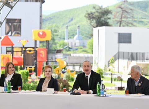 Prezident İlham Əliyev Zəngilan şəhərində sakinlərlə görüşüb