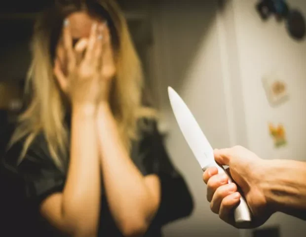 Kişi mübahisə zamanı arvadının barmaqlarını kəsdi
