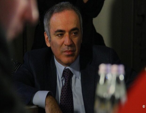 Harri Kasparov beynəlxalq axtarışa verildi