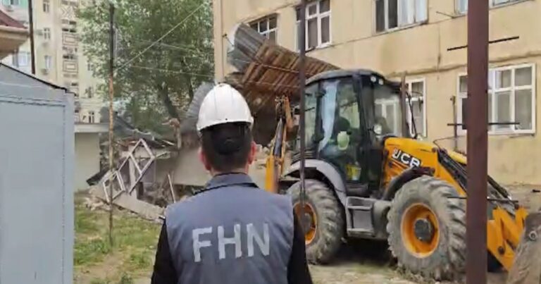 Sumqayıtda qanunsuz tikili sökülüb – VİDEO Sumqayıtda qanunsuz tikili sökülüb – VİDEO