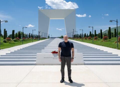 Prezident İlham Əliyev Xankəndi şəhərində Zəfər tağının önünə gül dəstələri düzüb – FOTO
