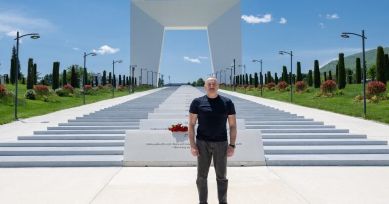 Prezident İlham Əliyev Xankəndi şəhərində Zəfər tağının önünə gül dəstələri düzüb – FOTO
