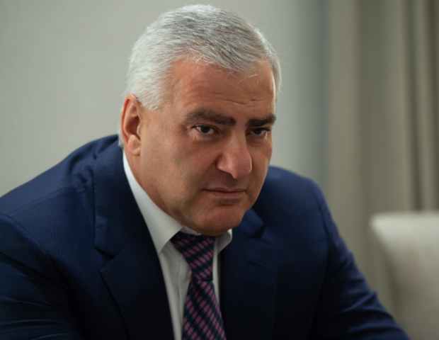 Karapetyan Ermənistan parlamentin spikerini məhkəməyə verib