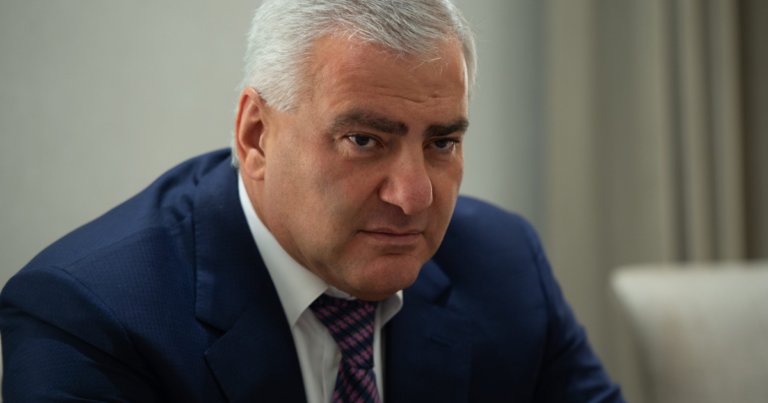 Karapetyan Ermənistan parlamentin spikerini məhkəməyə verib Karapetyan Ermənistan parlamentin spikerini məhkəməyə verib