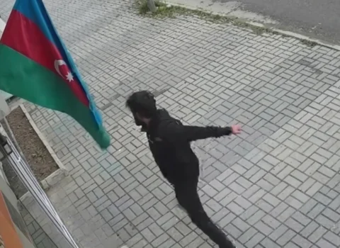 Bayrağa hörmətsizlik edən şəxs saxlanıldı – FOTO