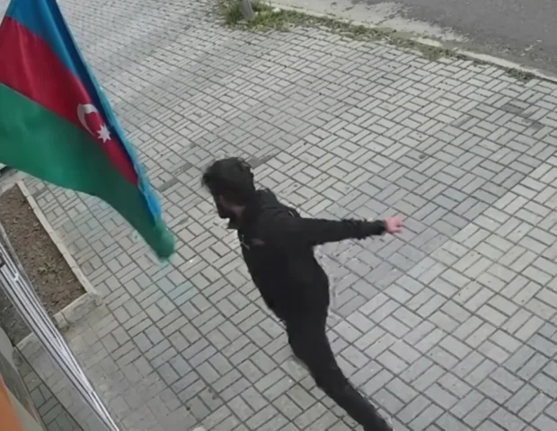 Bayrağa hörmətsizlik edən şəxs saxlanıldı – FOTO