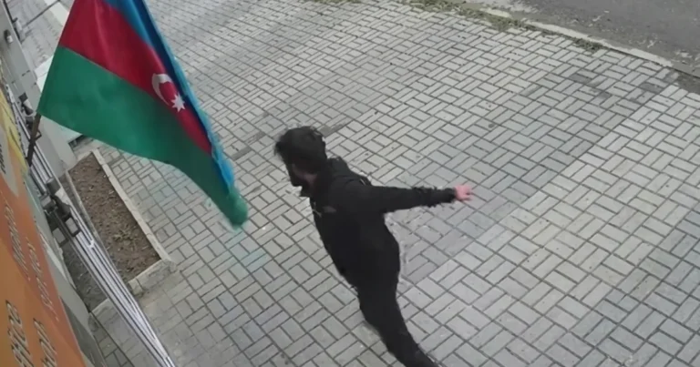 Bayrağa hörmətsizlik edən şəxs saxlanıldı – FOTO