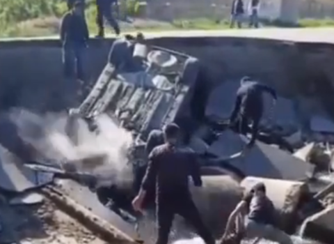 Bir aydır çökən yolu düzəltmirlər – Bu dəfə maşın düşdü+Video