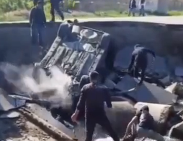 Bir aydır çökən yolu düzəltmirlər – Bu dəfə maşın düşdü+Video