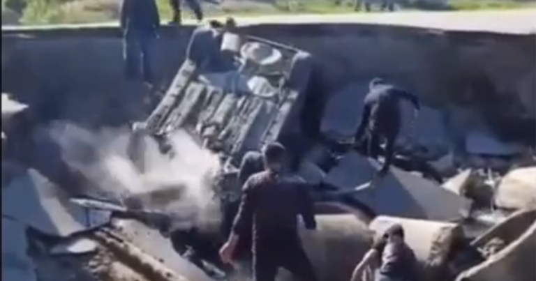 Bir aydır çökən yolu düzəltmirlər – Bu dəfə maşın düşdü+Video