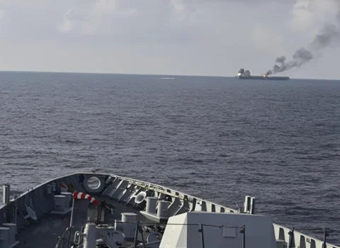 Oman sahillərində tanker atəşə tutuldu