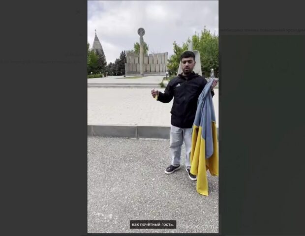 İrəvanda Zelenskinin səfərinə etiraz olaraq Ukrayna bayrağı yandırıldı – VİDEO