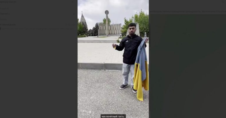 İrəvanda Zelenskinin səfərinə etiraz olaraq Ukrayna bayrağı yandırıldı – VİDEO