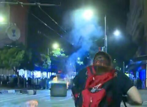 On minlərlə insan küçələrə axışdı, polis gözyaşardıcı qazdan istifadə etdi – Bu ölkədə 