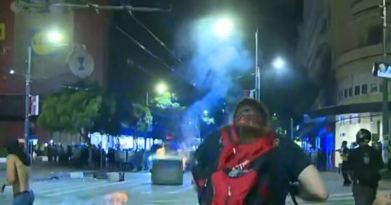 On minlərlə insan küçələrə axışdı, polis gözyaşardıcı qazdan istifadə etdi – Bu ölkədə 