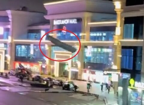 “Bakıxanov Mall”un dam örtüyü uçdu – TƏHLÜKƏLİ ANLAR  – VİDEO