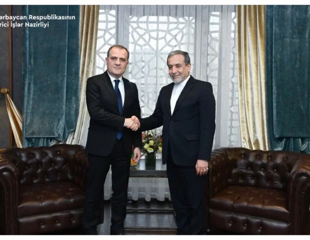 Ceyhun Bayramov Abbas Əraqçi ilə danışdı
