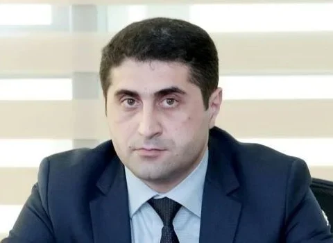 Yeni direktor bu başçının qardaşıdır