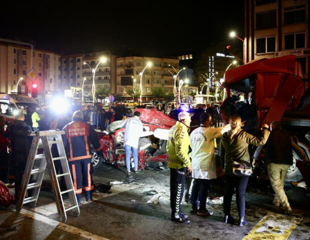 Yük maşını iki avtomobilə çırpıldı – 5 ölü, 6 yaralı
