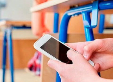 İmtahana ayaqqabısının altında telefon keçirtmək istədi
