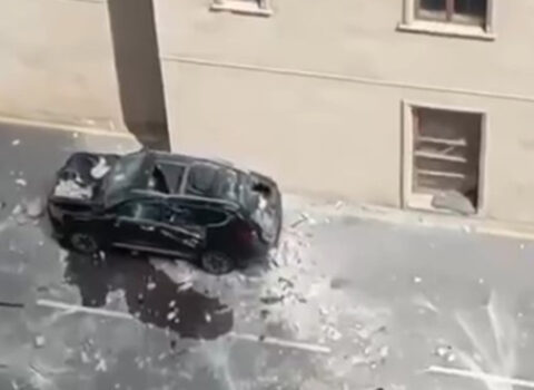 Binanın üzlüyü maşınların üstünə töküldü – VİDEO