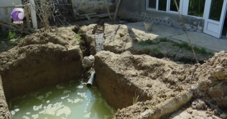 Qalada evlərin altından su çıxır – Sakinlər NARAHATDIR – VİDEO