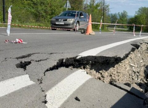 Ağsu dolaylarında torpaq sürüşməsi – Sürücülərin diqqətinə