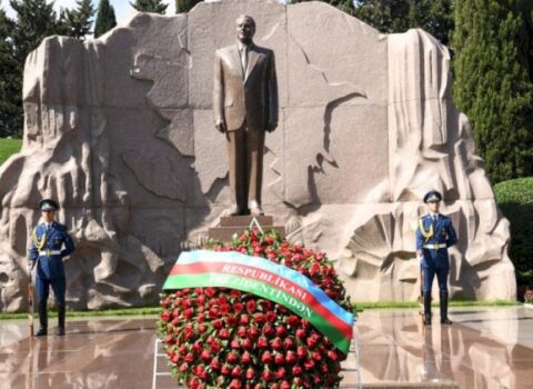 Ümummilli lider Heydər Əliyevin xatirəsi anılır