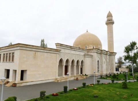 Ziyarətgaha getmək və kömək istəmək İslam dinində necə qarşılanır? – İlahiyyatçı DANIŞDI