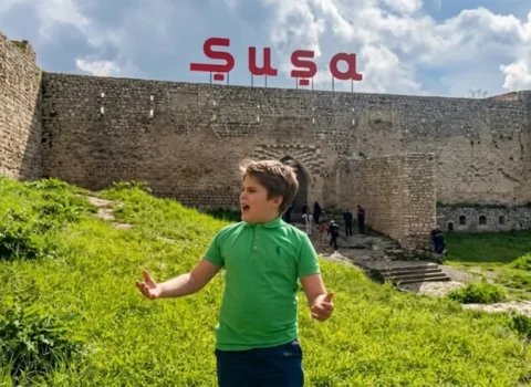 Səfirin oğlu Şuşada azərbaycanca mahnı oxudu – VİDEO