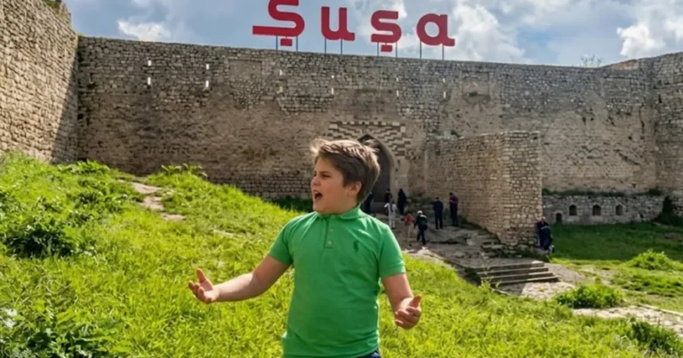 Səfirin oğlu Şuşada azərbaycanca mahnı oxudu – VİDEO
