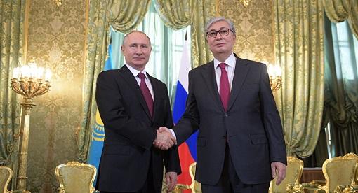 Putinlə Tokayev təkbətək görüşdü Putinlə Tokayev təkbətək görüşdü