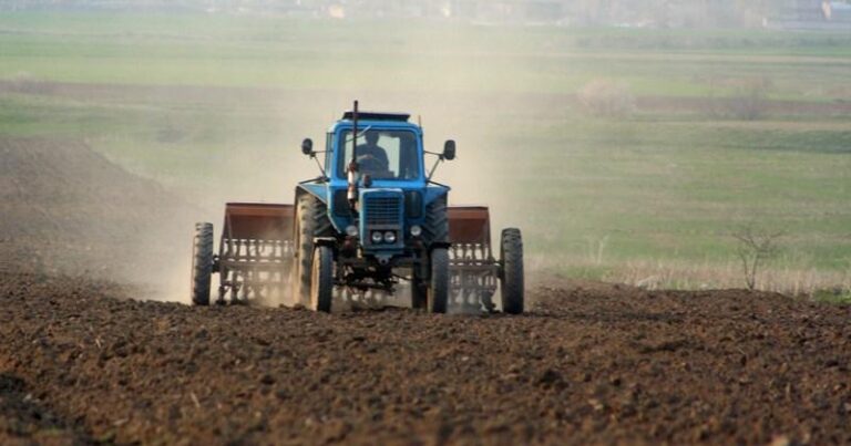 Azərbaycanda oğul anasını traktorla vuraraq öldürdü Azərbaycanda oğul anasını traktorla vuraraq öldürdü