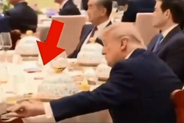 Tramp gizli şəkildə Szinpinin qeydlərinə baxdı – Video