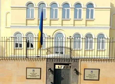 Ukraynanın ölkəmizdəki səfirliyi bayraqları endirdi