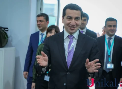 Hikmət Hacıyev jurnalistlərə təşəkkür etdi – FOTO