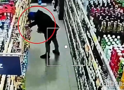 Marketdən oğurluq edərkən kameraya düşdü, saxlanıldı – Video