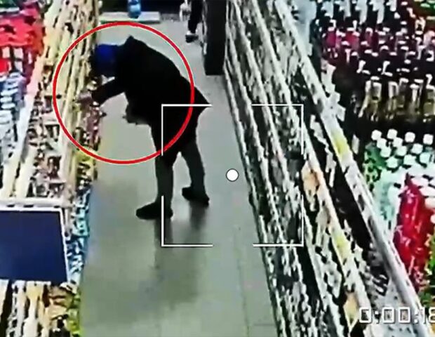 Marketdən oğurluq edərkən kameraya düşdü, saxlanıldı – Video