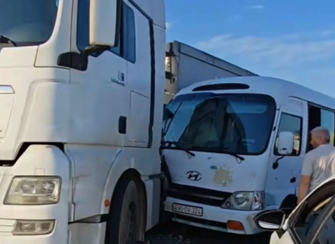 Lökbatanda mikroavtobus yük maşınına çırpıldı – (Video)