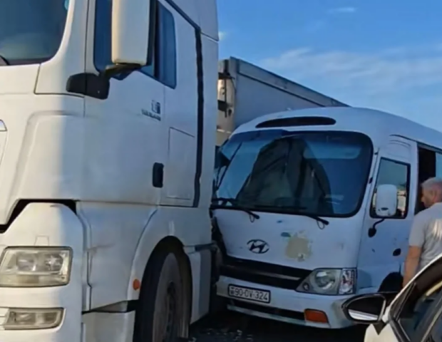 Lökbatanda mikroavtobus yük maşınına çırpıldı – (Video)