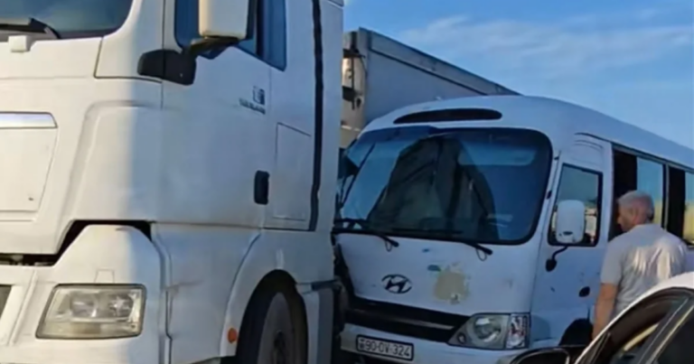 Lökbatanda mikroavtobus yük maşınına çırpıldı – (Video)