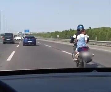 Motosiklet sürücüsü sürətli yolda uşağın həyatını təhlükəyə atıldı – Video