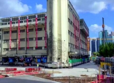 Çində 7 600 tonluq nəhəng binanı “yeritdilər” – FOTO