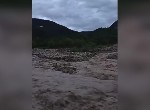 Şamaxıda Ağsu çayı daşdı – Hərəkət iflic oldu – (Video)