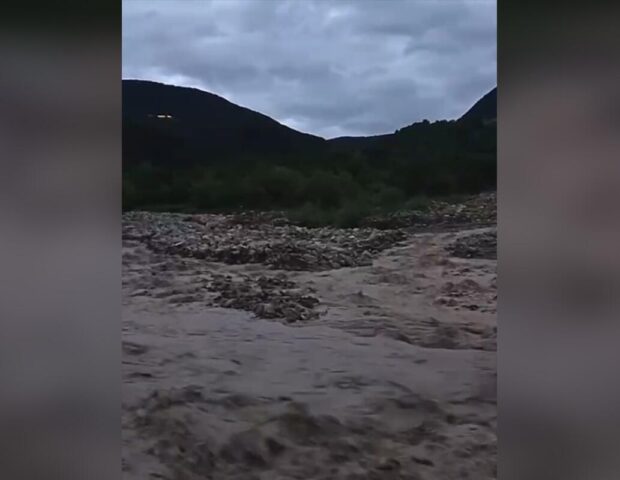 Şamaxıda Ağsu çayı daşdı – Hərəkət iflic oldu – (Video)