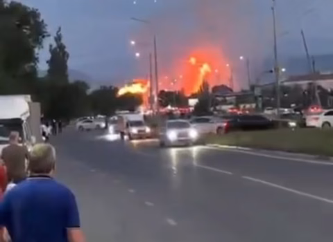 TƏCİLİ! Dəhşətli yanğın başladı, hər yer alov içindədir – Bu ölkədə – VİDEO