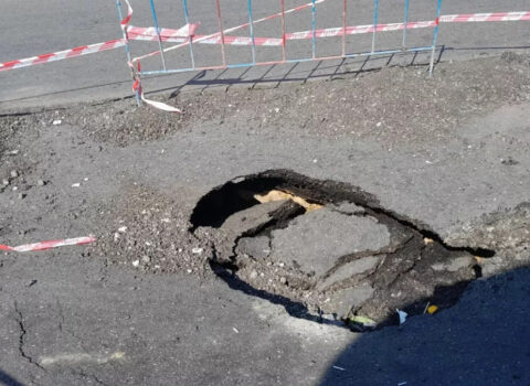 Bakının mərkəzində yolda çökmə: İri çuxur yarandı