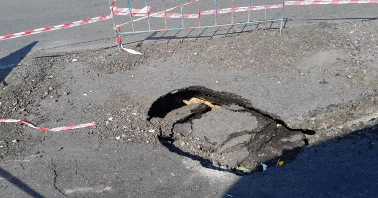 Bakının mərkəzində yolda çökmə: İri çuxur yarandı Bakının mərkəzində yolda çökmə: İri çuxur yarandı
