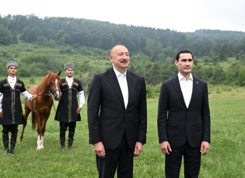 İlham Əliyev Berdiməhəmmədova Qarabağ atı hədiyyə etdi